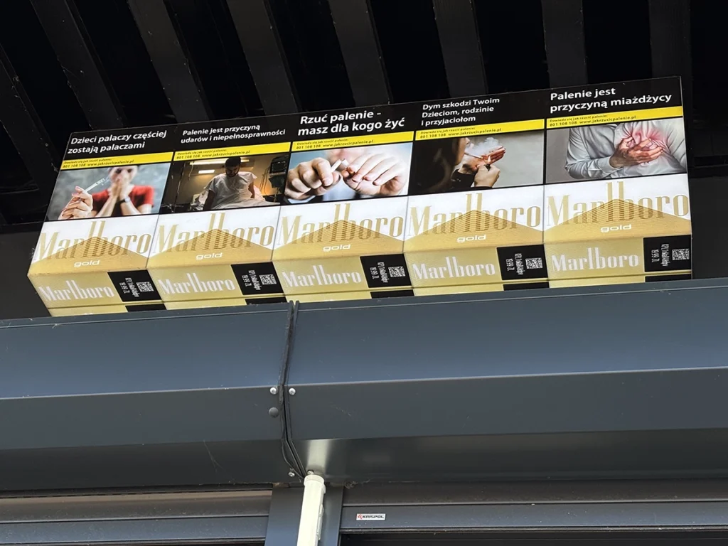 kaseton podświetlany tablica informacyjna marlboro gold umieszczona na pawilonie handlowym